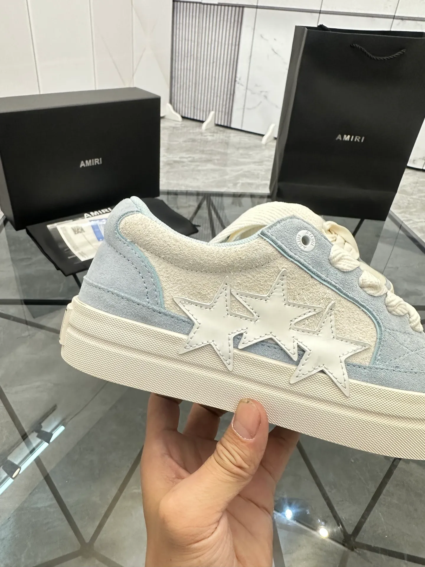 Men's shoes: 💰P600¥ Top quality in Guangzhou Product trademark: AMIRI* "Amir*" low-top casual shoes Regular size: 39-44 (can be customized to 45) Product material: Upper imported first-layer cowhide spliced ​​nubuck leather, breathable lining, original outsole. Number: 525
